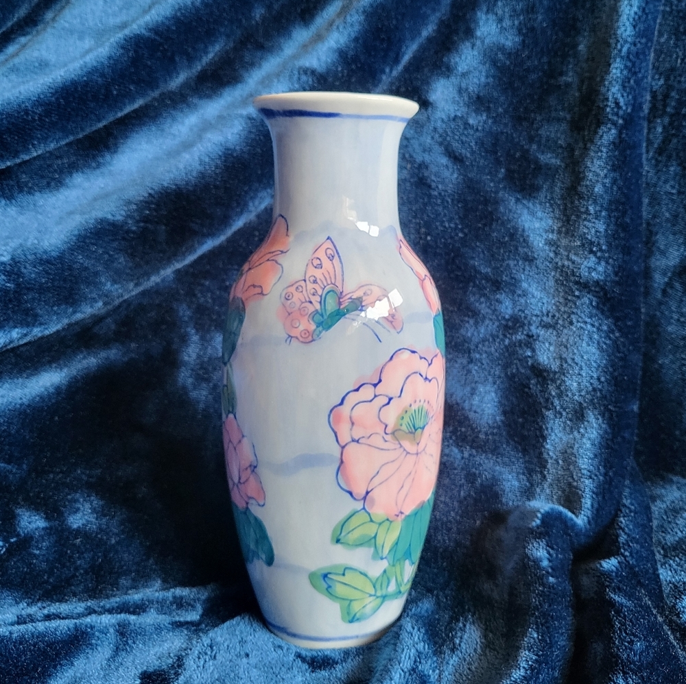 Vintage vase. Pastel floral. EUC $10